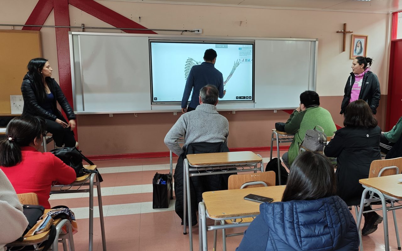 Capacitación docente con pantalla Edutouch en sala de clases