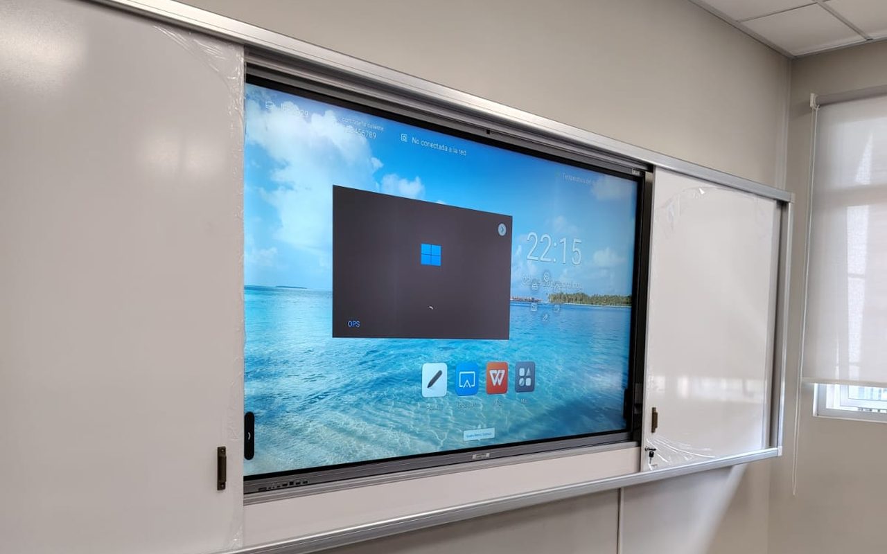 Pantalla Edutouch encendida con Windows OPS integrada en pizarra corredera