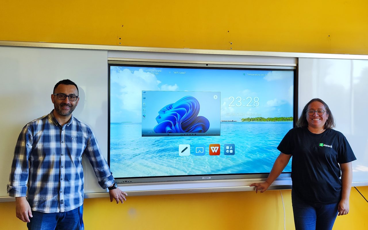 Docente de la Universidad de Concepción y especialista Edutech junto a pantalla Edutouch