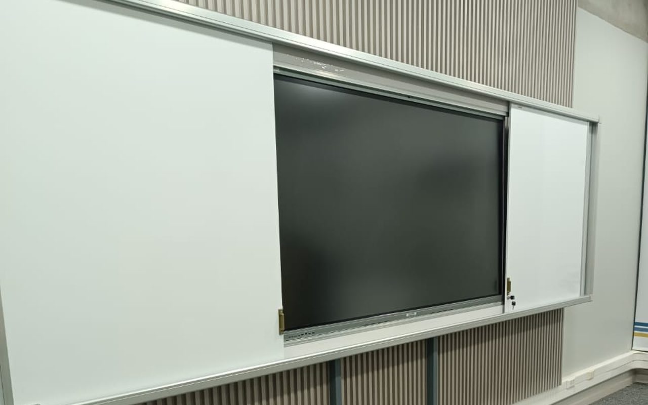 Pizarra Eduboard con paneles corredizos abiertos y la pantalla Edutouch al centro, Universidad de Tarapacá