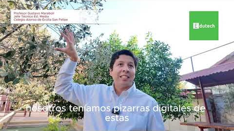 Profesor Gustavo Marabolí hablando en el patio del Colegio Alonso de Ercilla