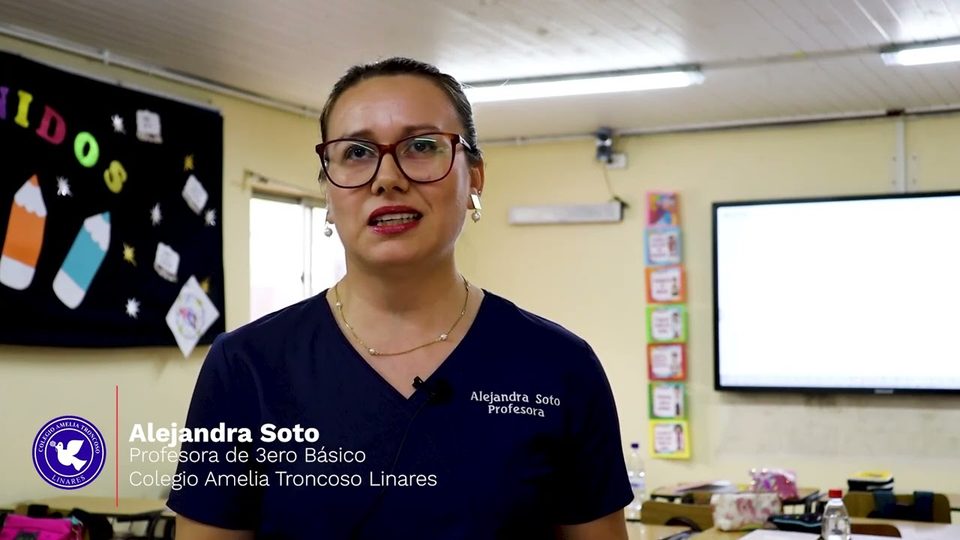 Profesora Alejandra Soto en su sala, con la pantalla Edutouch al fondo
