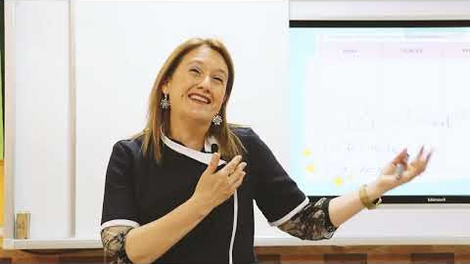 Fotograma del video del Colegio Parque Asunción frente a la pantalla Edutouch