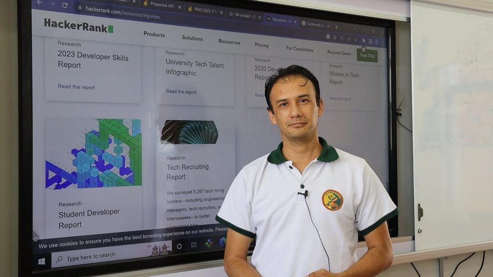 Profesor Patricio Romo frente a la pantalla Edutouch en su sala
