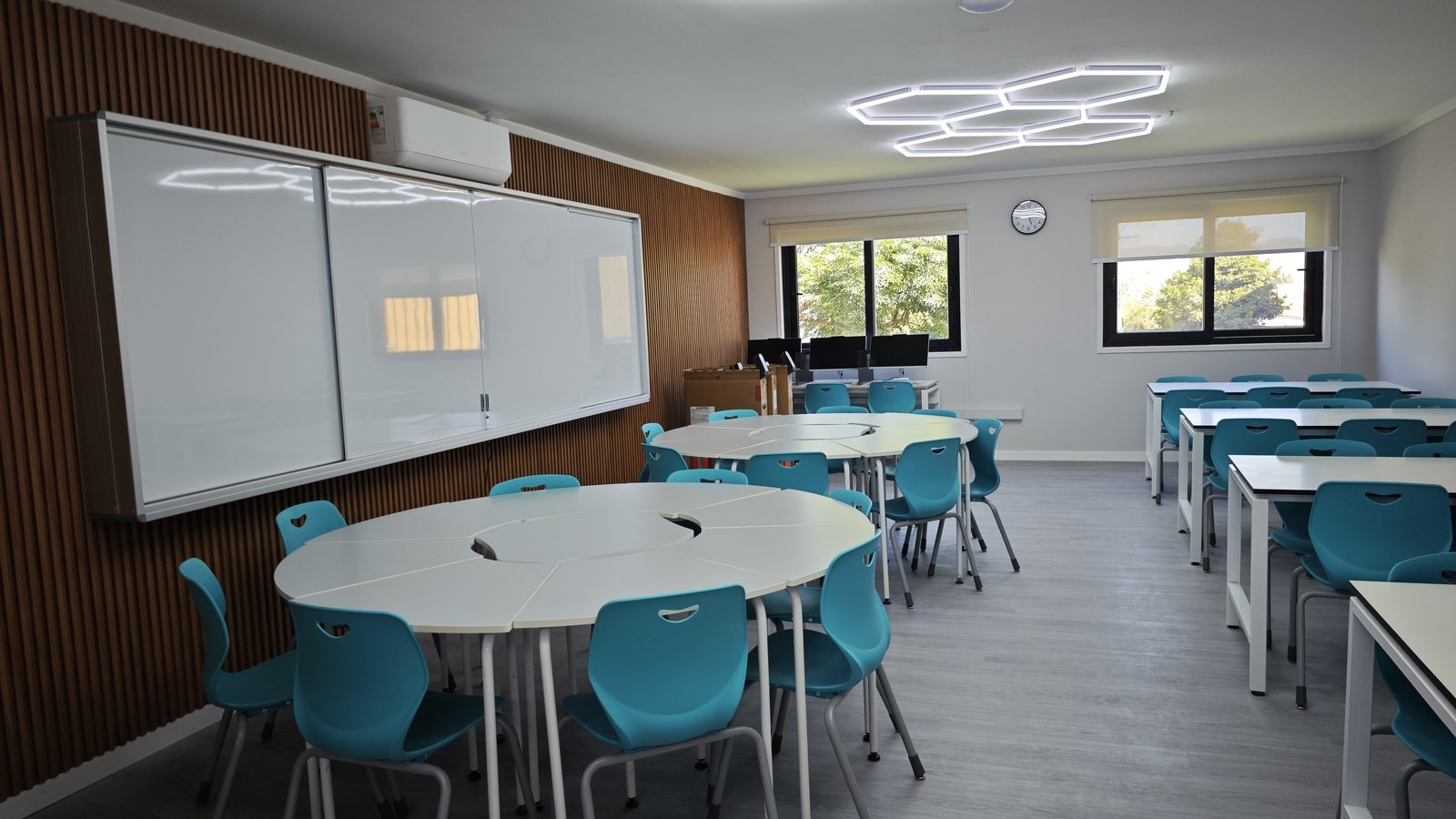 Sala de clases del Colegio Particular Melipilla con pizarra Eduboard, mesas colaborativas y muro de listones